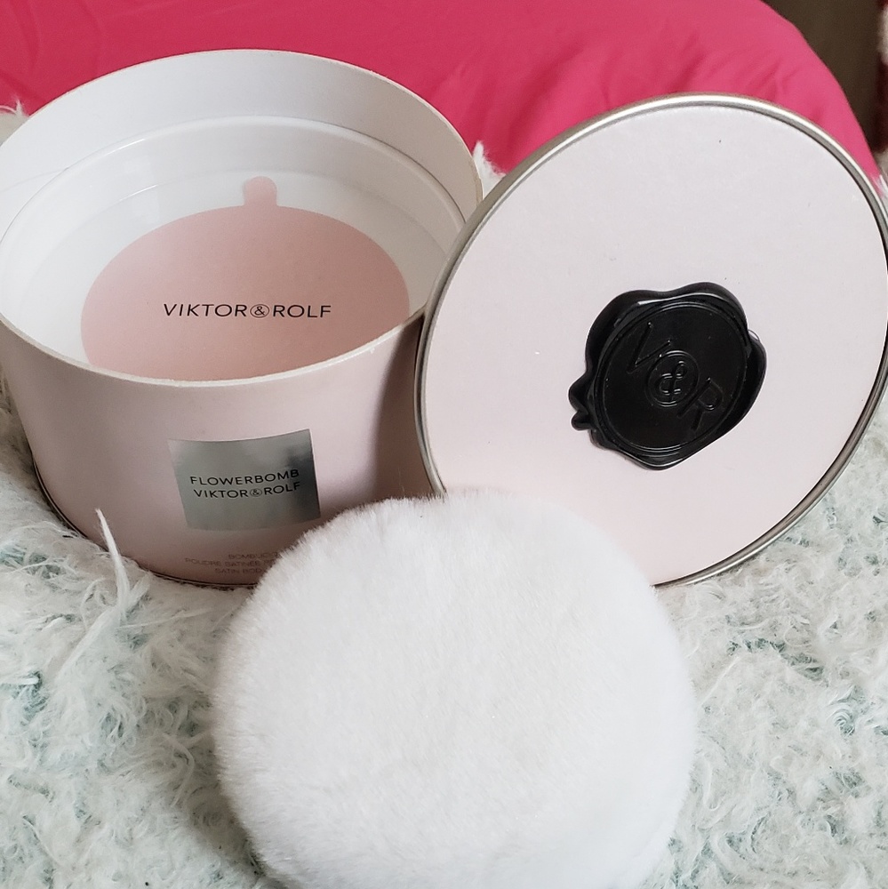 LIMITED EDITION FLOWER BOMB SATIN BODY POWDER